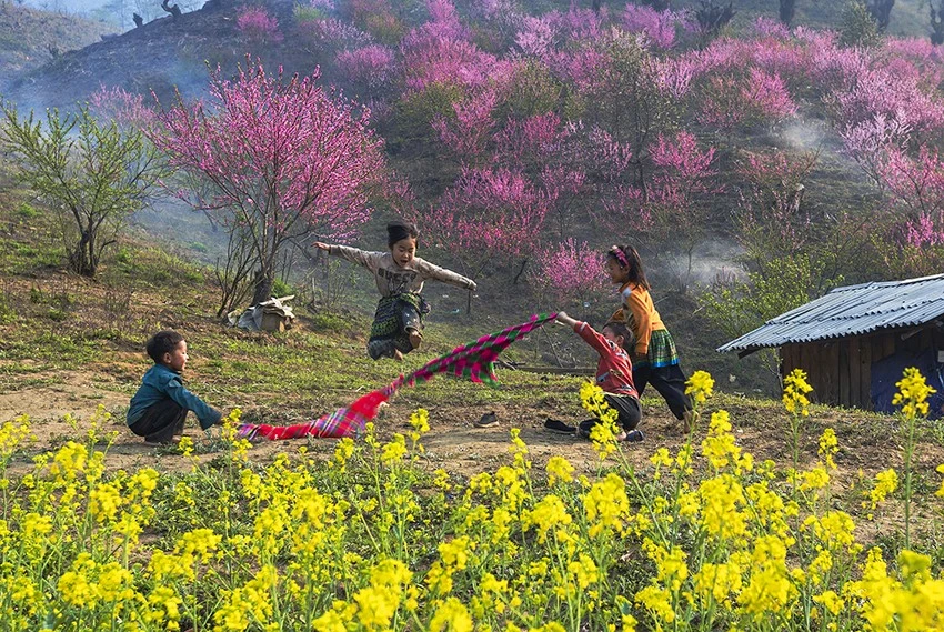 Tác phẩm "Mùa xuân trên quê hương Bát Xát" đoạt giải Nhất của tác giả Lê Việt Khánh. Tác phẩm "Trò chơi nhảy que" đoạt giải Nhì của tác giả Phạm Bằng. Tác phẩm "Mùa vàng" đoạt giải Nhì của tác giả Vũ Bảo Ngọc. Tác phẩm "Vui xuân vùng cao" đoạt giải Ba của tác giả Trần Nguyên Hương. Tác phẩm "Ban mai Choản Thèn" đoạt giải Ba của tác giả Viết Anh Mạnh. Tác phẩm "Cung đàn vùng cao" đoạt giải Ba của tác giả Nguyễn Văn Dần.