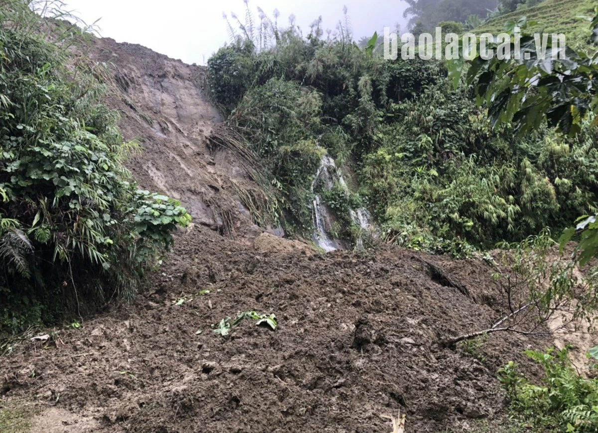 Những điểm sạt lở lớn được huy động nhân lực, máy xúc, ô tô đến san gạt, vận chuyển đất đá.