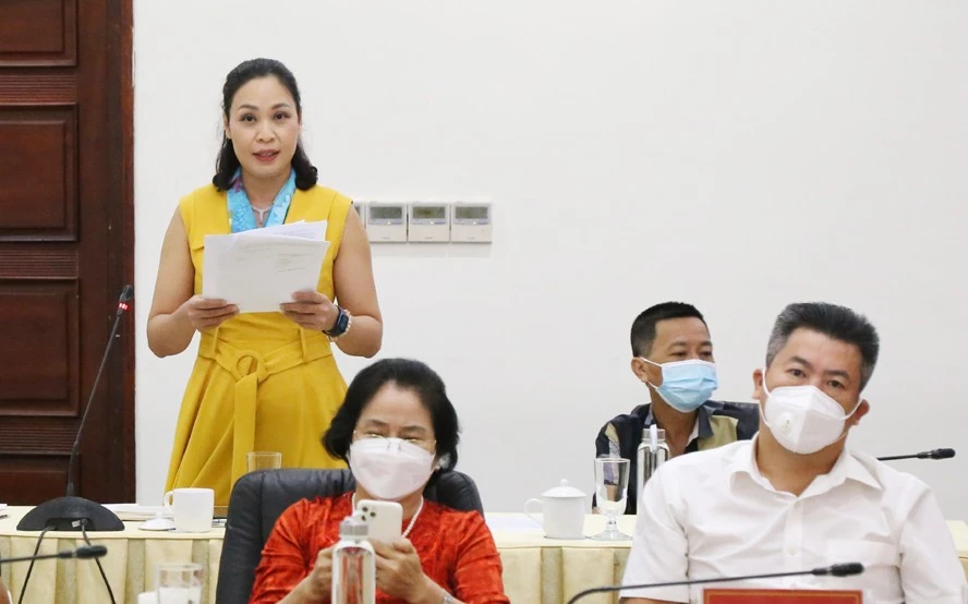 Đại diện doanh nghiệp nêu kiến nghị với lãnh đạo tỉnh tại hội nghị.