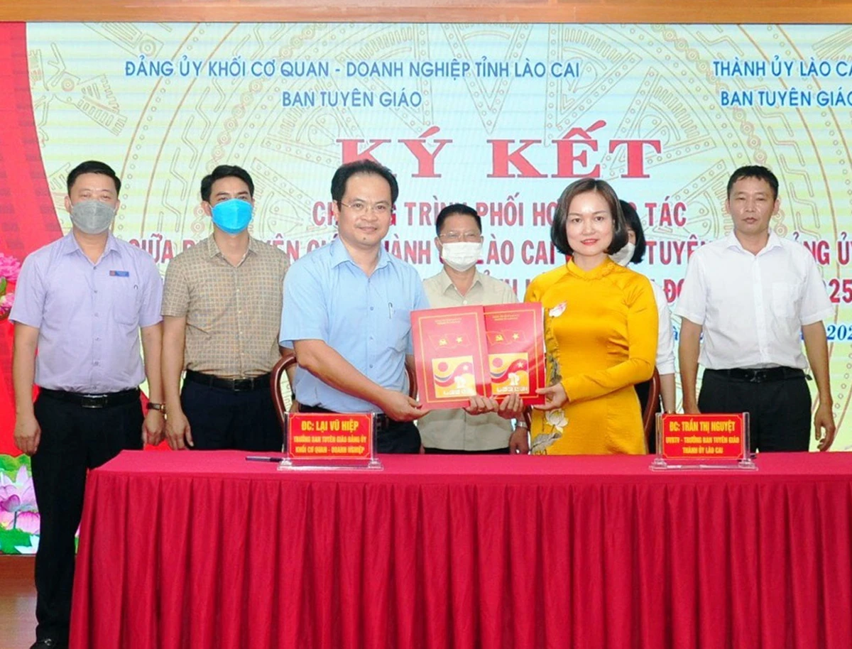 Ký kết Chương trình phối hợp công tác giữa Ban Tuyên giáo Đảng ủy Khối Cơ quan – Doanh nghiệp với Ban Tuyên giáo Thành uỷ Lào Cai ảnh 1