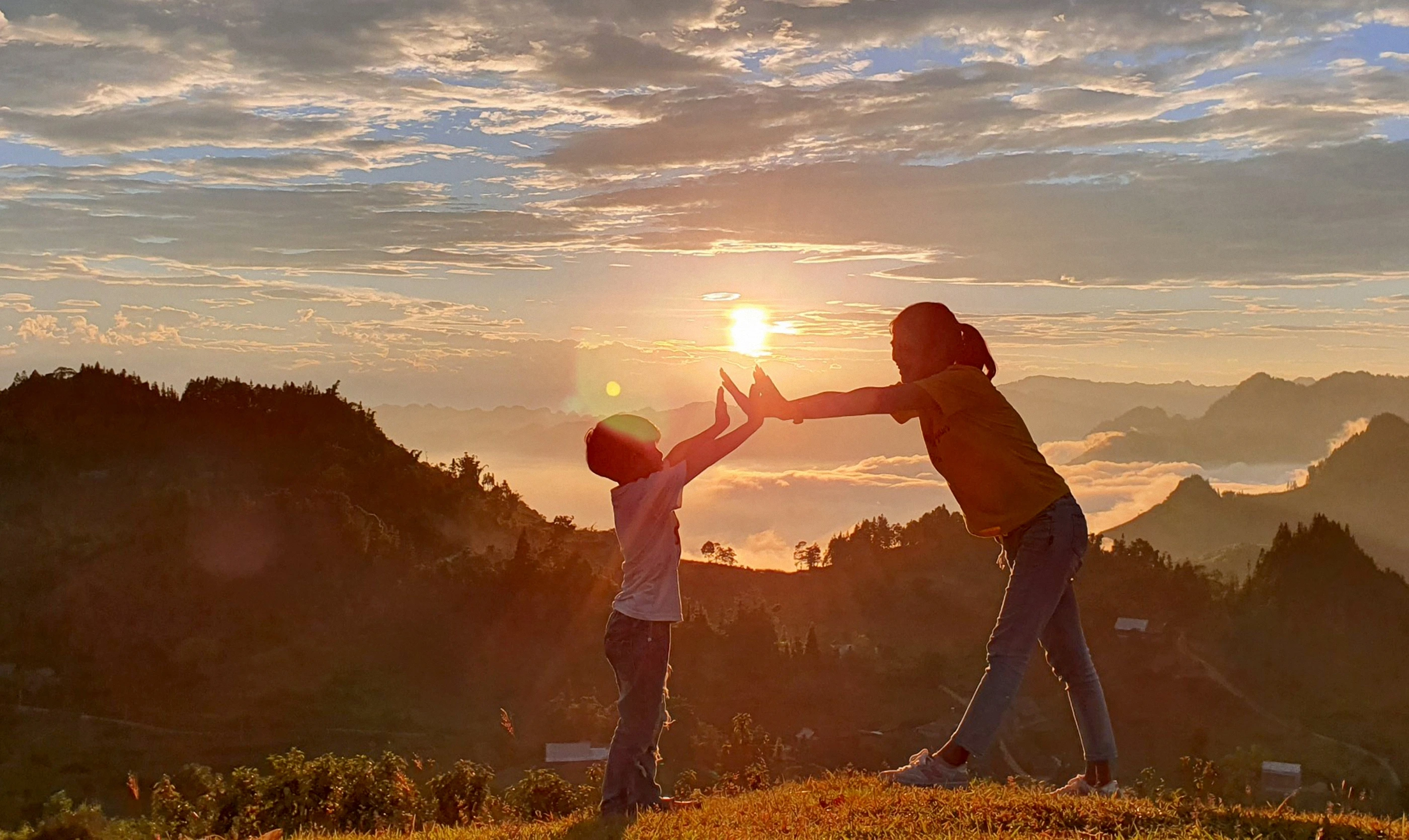 Đồi cỏ Ngải Thầu là địa điểm ngắm hoàng hôn, bình minh mới nổi ở Bắc Hà. Ảnh: Cao Hương
