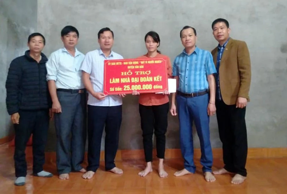 Trao tiền hỗ trợ làm nhà "Đại đoàn kết" tại xã Liêm Phú ảnh 1