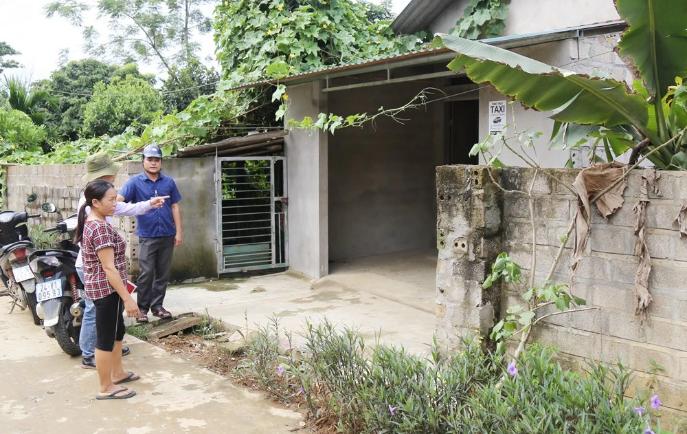 Cán bộ địa chính xã Võ Lao (Văn Bàn) phải thực hiện khối lượng công việc rất lớn mỗi ngày.