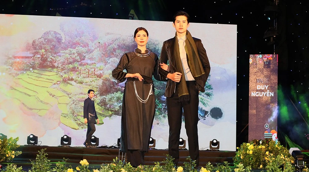 Bộ sưu tập của nhà thiết kế Duy Nguyễn lấy ý tưởng từ hạt nút cúc của trang phục người Tày và xà tích bạc.
