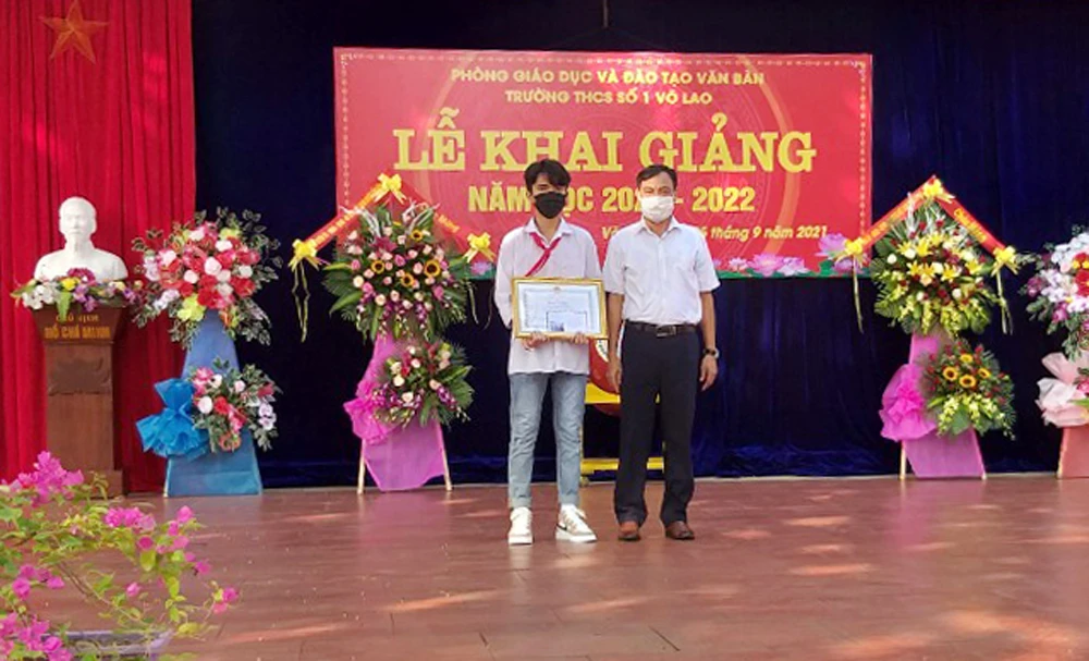 Chủ nhiệm Ủy ban Kiểm tra Tỉnh ủy Nguyễn Văn Phúc trao Bằng khen của Chủ tịch UBND tỉnh cho học sinh có thành tích xuất sắc trong học tập năm học 2020 - 2021. Tặng giấy khen cho những học sinh có thành tích xuất sắc. Kiểm tra thân nhiệt các học sinh trước khi vào trường dự lễ khai giảng năm học mới.
