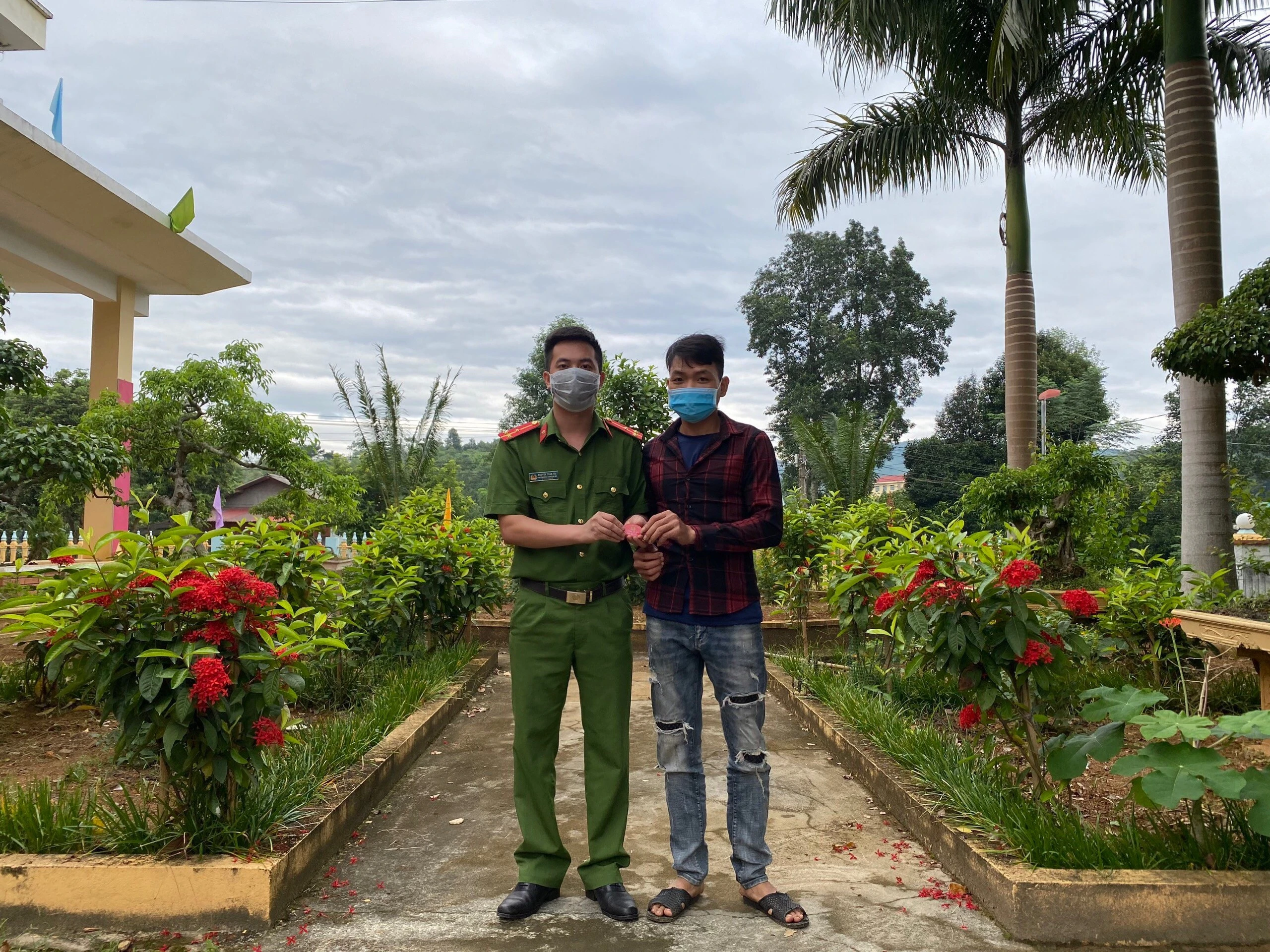 Công an xã Trì Quang thực hiện mô hình “Móc khóa an ninh” ảnh 1
