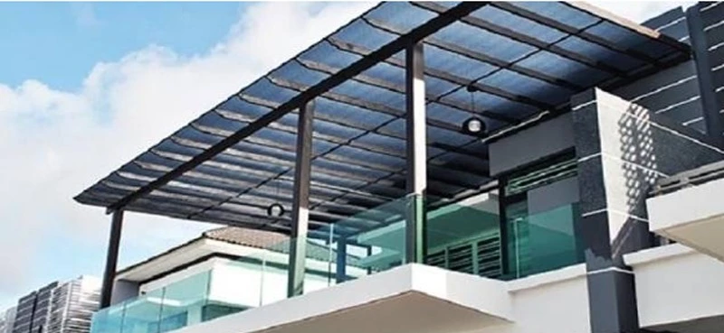 Mái che sân thượng Polycarbonate có khả năng lấy sáng tốt và chống tia UV (tia cực tím) hiệu quả.