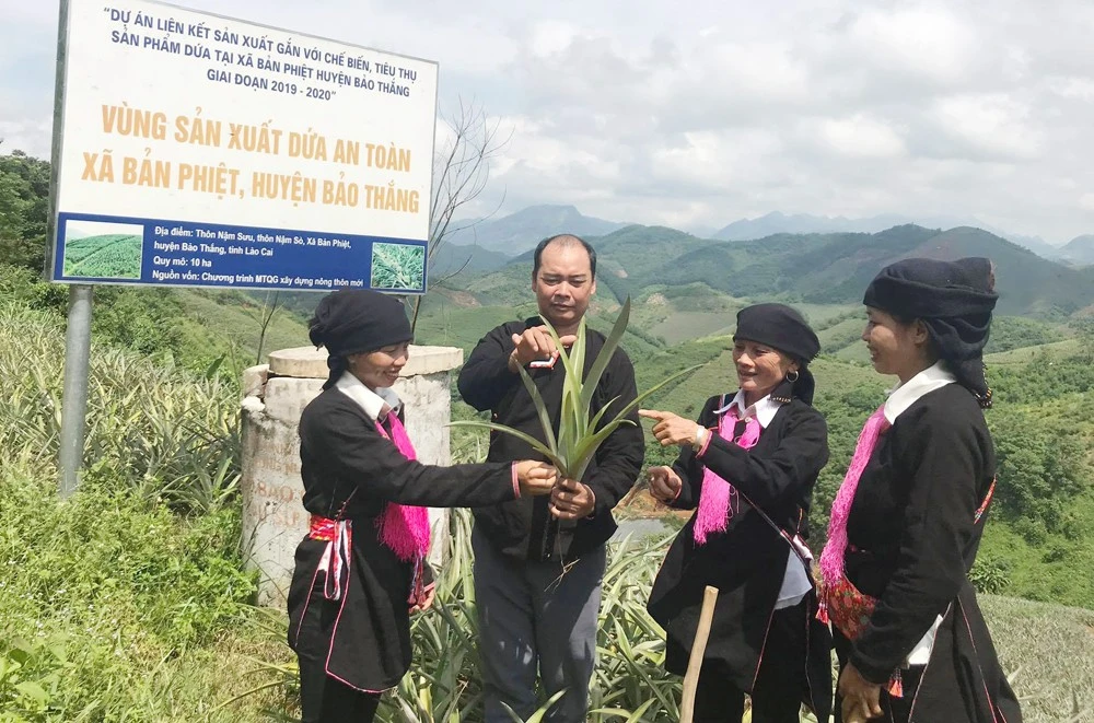Bí thư Chi bộ thôn Nậm Sò Lý Láo Tả và Trưởng thôn Đặng Thị Dẩn (thứ 2 từ phải qua) tuyên truyền bà con phát triển kinh tế.