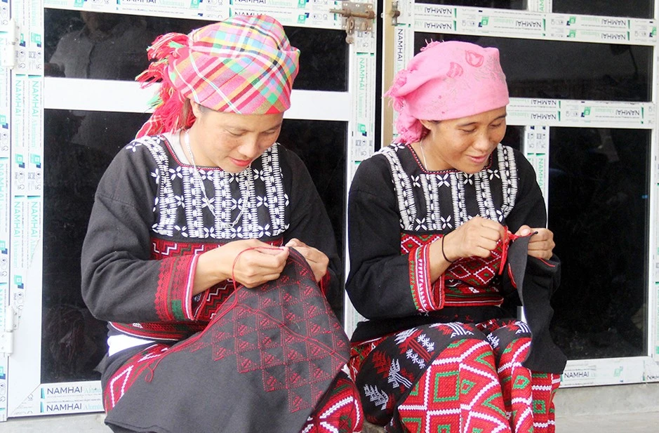 Các đảng viên trẻ Giàng Mu Mạ (trái ảnh) và Hù Hi Vi giữ gìn nghề truyền thống của đồng bào Xa Phó.