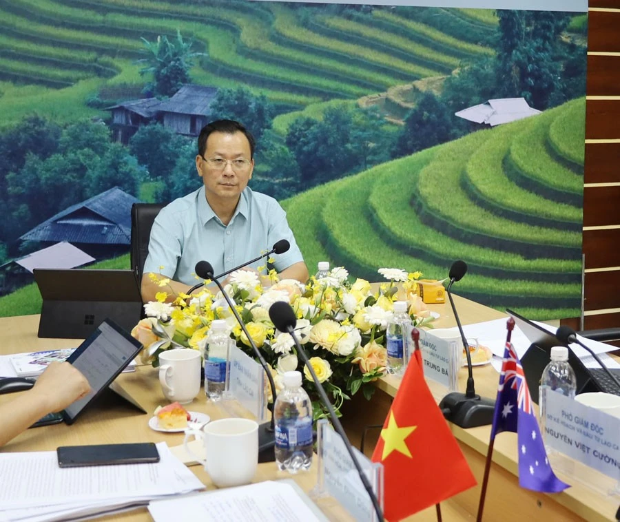 Đồng chí Hoàng Quốc Khánh, Phó Chủ tịch Thường trực UBND tỉnh Lào Cai phát biểu tại cuộc họp.