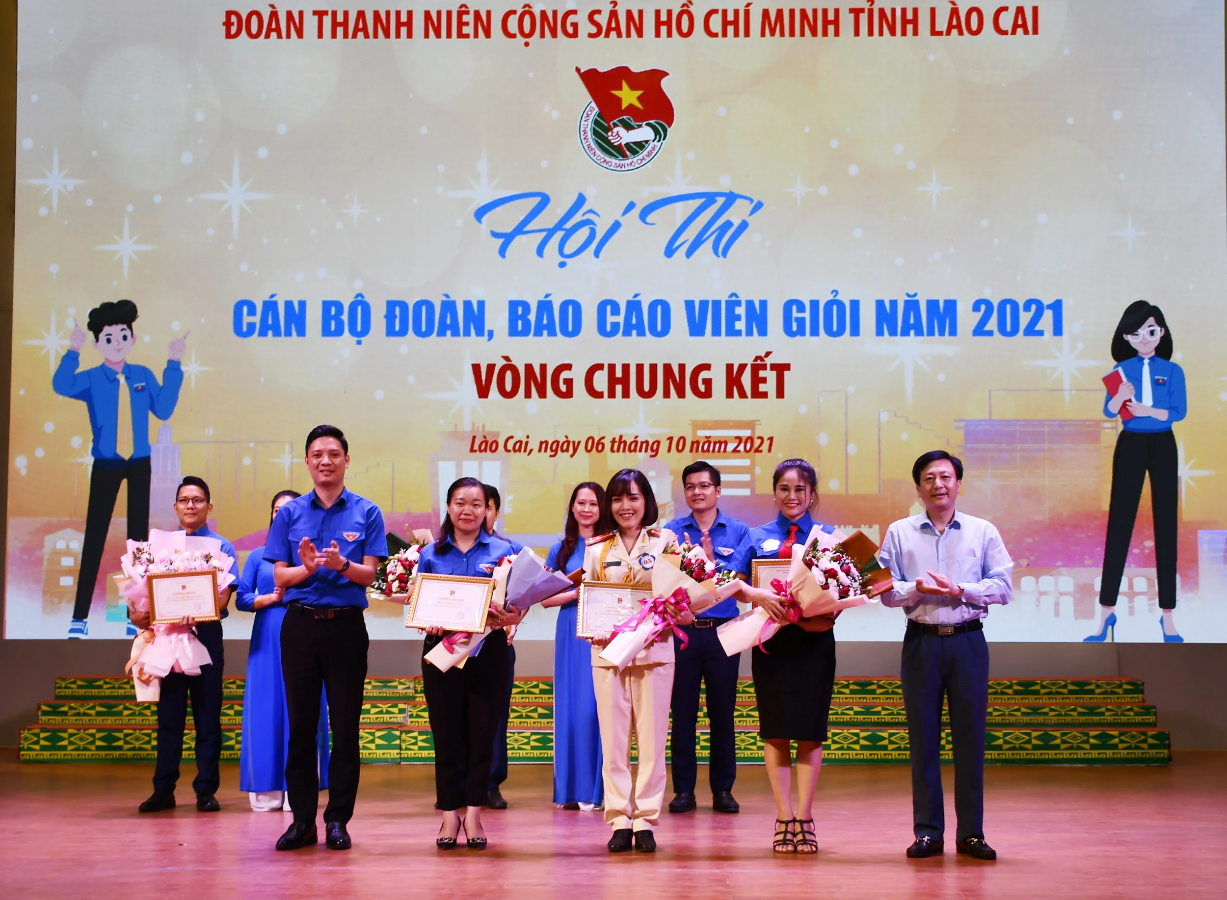 Trao giải Ba cho đội thi Huyện đoàn Văn Bàn, Mường Khương và Đoàn thanh niên Công an tỉnh.
