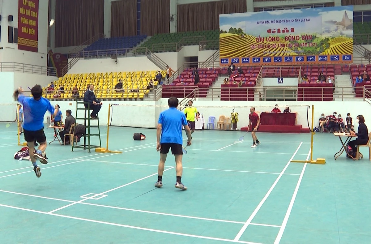 Thi đấu môn bóng bàn, cầu lông nội dung đôi nam trên 56 tuổi.