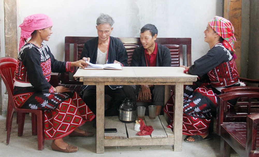 Bí thư Chi bộ Hù Nụ Phệ (thứ hai từ trái sang) trao đổi với các đảng viên trẻ của chi bộ.