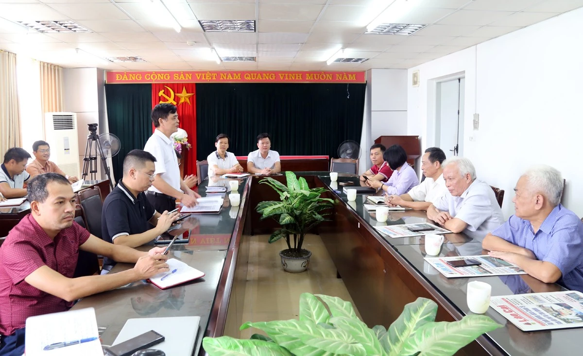 Các thế hệ nhà báo của Báo Lào Cai gặp mặt ôn lại kỷ niệm những ngày chuẩn bị ra số báo đầu tiên sau ngày tái lập tỉnh 1/10/1991.