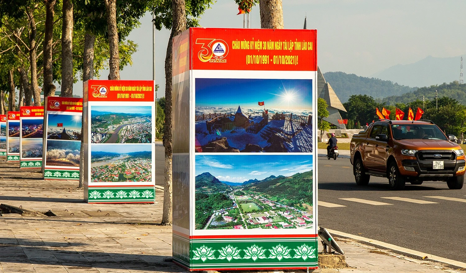 Thành phố Lào Cai rực rỡ cờ hoa, khẩu hiệu chào mừng 30 năm tái lập tỉnh Lào Cai ảnh 7