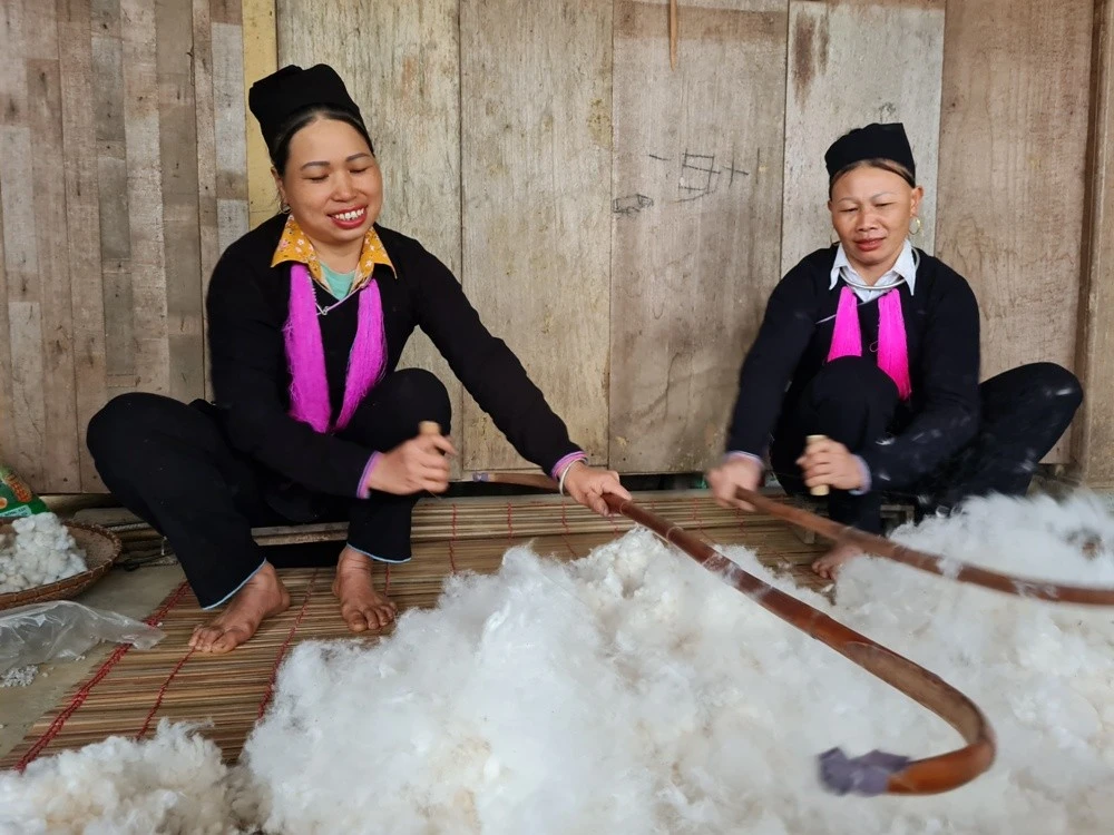 Công đoạn bật bông để chuẩn bị kéo sợi.