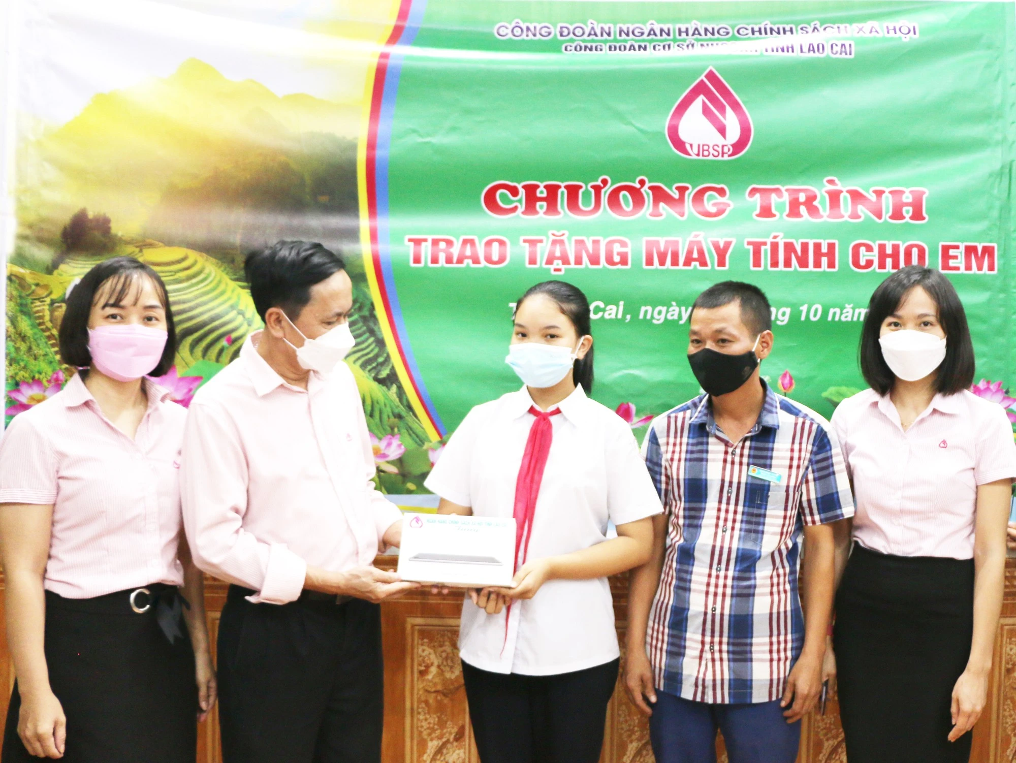 Lãnh đạo Ngân hàng Chính sách xã hội Chi nhánh tỉnh Lào Cai trao tặng máy tính bảng cho em Nguyễn Tú Anh, học sinh Trường THCS Ngô Văn Sở (thành phố Lào Cai). Trao tặng máy tính bảng cho em Hoàng Thị Kiều Ly, học sinh Trường THCS Cam Đường (thành phố Lào Cai).