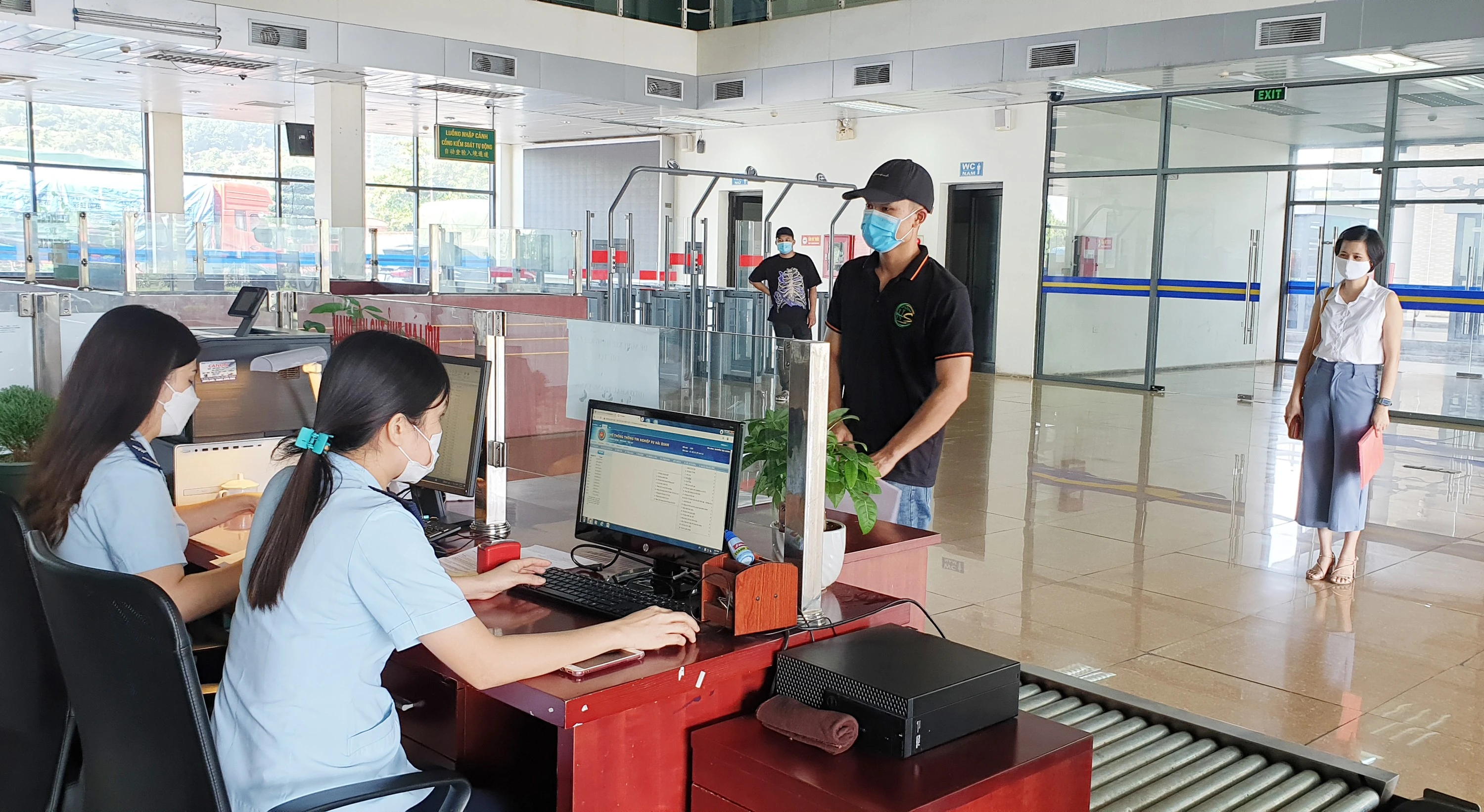 Mặc dù dịch bệnh diễn biến phức tạp nhưng lực lượng hải quan vẫn phục vụ doanh nghiệp làm thủ tục xuất - nhập khẩu hàng hóa.