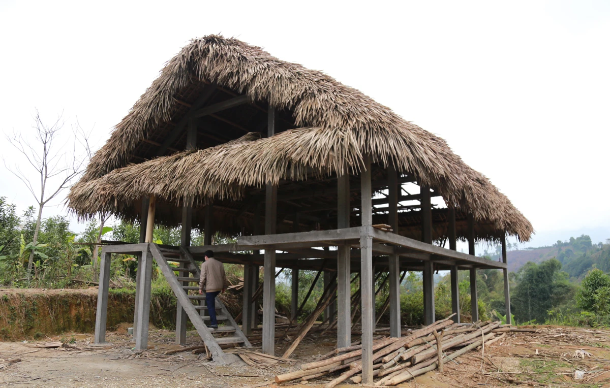 Nhà văn hóa Bản Hón đang được xây dựng.
