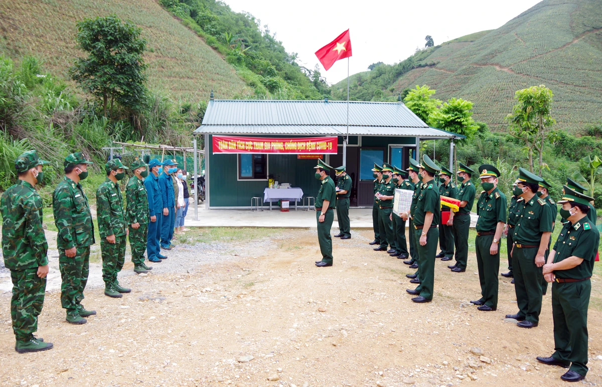 Thiếu tướng Lê Đức Thái, Tư lệnh BĐBP kiểm tra thực tế tại chốt quản lý, bảo vệ biên giới tại Đồn Biên phòng Bát Xát.