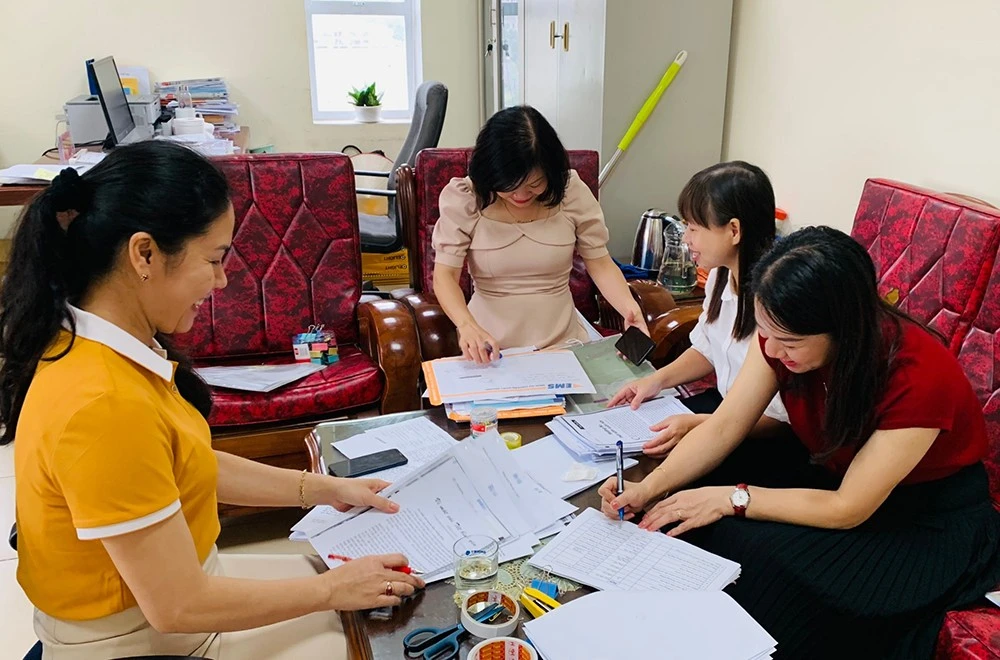 Tổ Thư ký Ban Tổ chức giải chuẩn bị tác phẩm chấm sơ khảo.