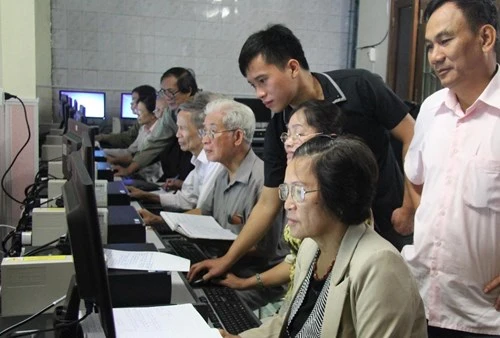 Hiện nay, nhiều điểm bưu điện-văn hóa xã, thư viện tỉnh đã được trang bị máy vi tính để người dân dễ dàng truy cập thông tin qua internet. Trong ảnh: Người dân đến tìm hiểu thông tin trên internet ở Thư viện tỉnh Hà Giang.