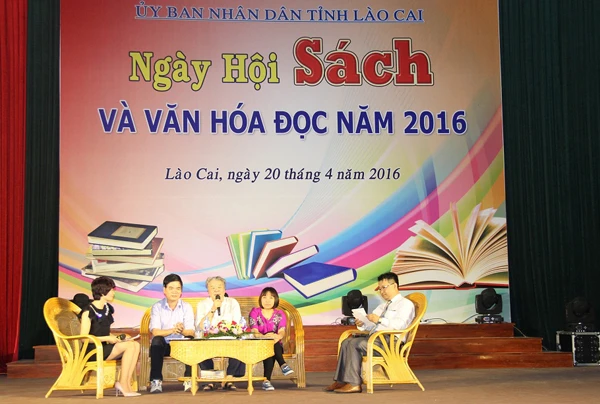 Giao lưu với các nhà văn, nhà thơ.