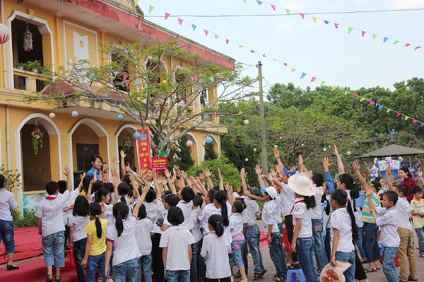 Học sinh tham gia tìm hiểu kiến thức qua sách báo. Thi vẽ tranh theo sách.