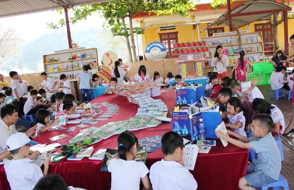 Trên 2.000 cuốn sách với nội dung phong phú được trưng bày. Không chỉ các em học sinh, các bậc phụ huynh cũng say sưa đọc sách.