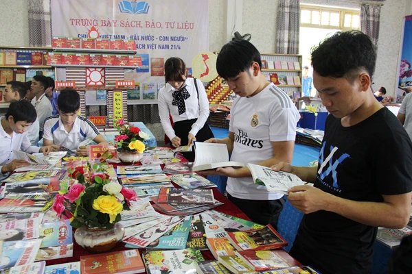 Các em học sinh hứng thú với những quyển sách trưng bày.