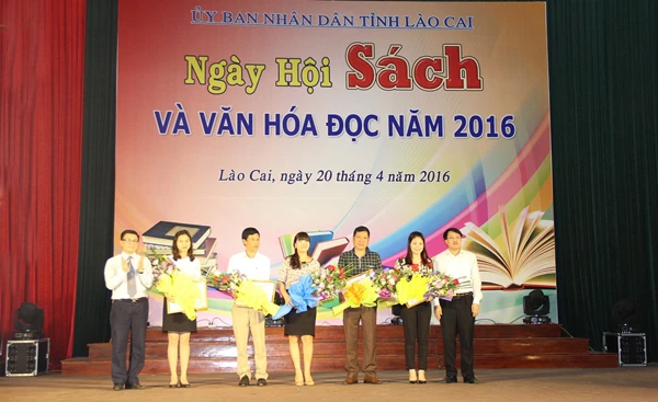 Tặng chứng nhận cho các đơn vị ủng hộ nhiều trong đợt quyên góp.