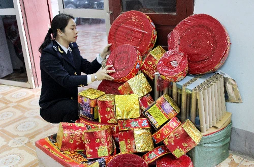 Lực lượng Hải quan kiểm tra số pháo nổ bắt giữ.