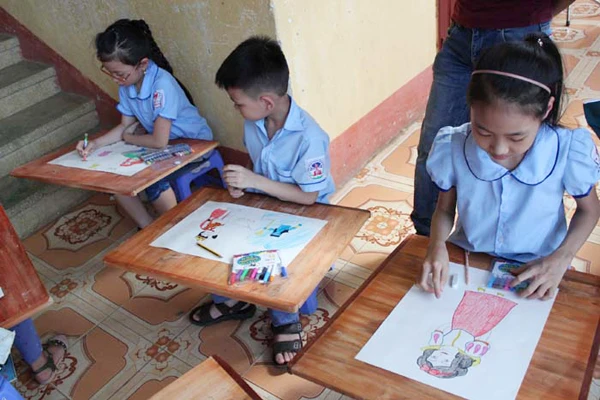 Học sinh tham gia tìm hiểu kiến thức qua sách báo. Thi vẽ tranh theo sách.