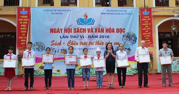 Tặng Giấy khen cho các độc giả tiêu biểu năm 2015.