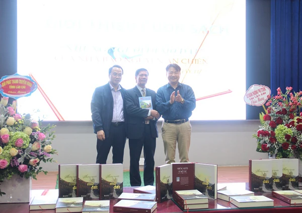Nhà báo Nguyễn An Chiến (ở giữa) nhận lời chúc mừng của đồng nghiệp.