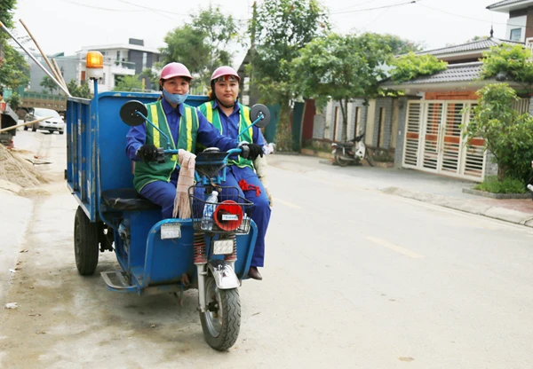 Công nhân sử dụng xe điện thu gom tác tại phường Bắc Cường.