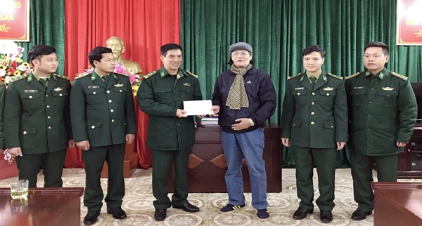 Tặng sách Đồn Biên phòng Pha Long ảnh 2