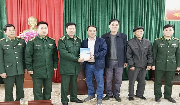 Tặng sách Đồn Biên phòng Pha Long ảnh 1