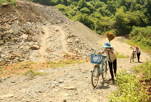 Công ty Cổ phần đầu tư Vạn Thắng không chịu làm đường như cam kết khiến người dân thôn Chang và khu vực lân cận gặp nhiều khó khăn trong việc đi lại.