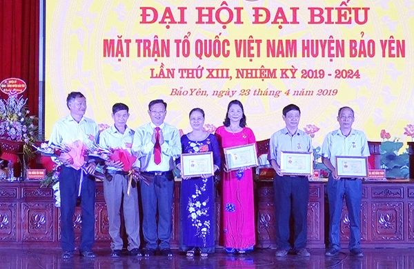 Tặng Kỷ niệm chương Vì sự nghiệp đại đoàn kết dân tộc cho các cá nhân.