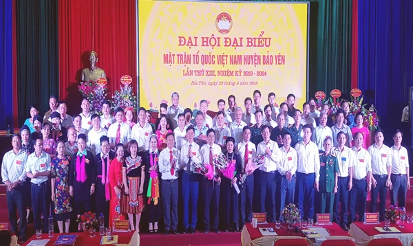 Các đồng chí lãnh đạo tỉnh và huyện tặng hoa chúc mừng Đại hội.