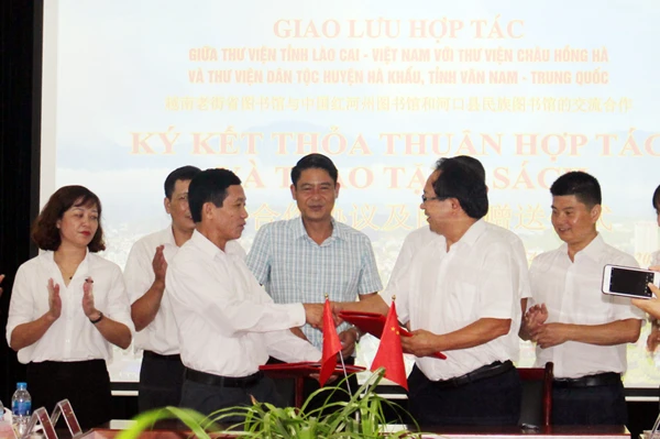 Các bên kí thỏa thuận hợp tác và trao tặng sách.