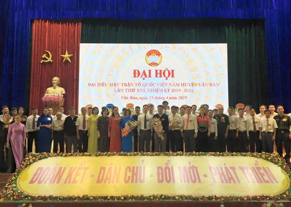 Các ủy viên Ủy ban MTTQ Việt Nam huyện Văn Bàn nhiệm kỳ 2019 – 2024 ra mắt.