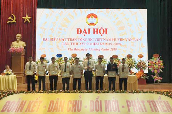 Chỉ tịch UBND huyện Văn Bàn trao Giấy khen cho các cá nhân.