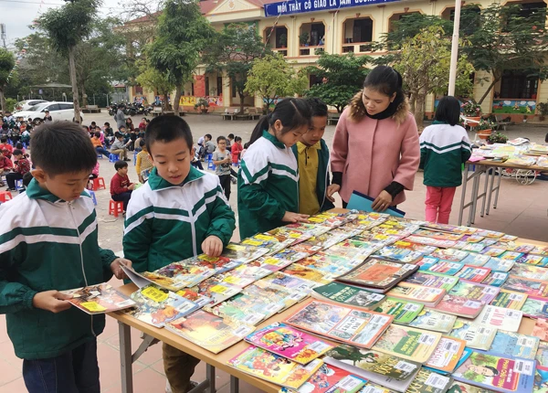 Nơi trưng bày sách giới thiệu về Quân đội nhân dân Việt Nam thu hút đông các em học sinh.