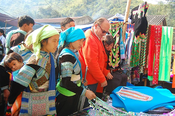 Buổi sáng ở chợ phiên Mường Hum. Thiếu nữ người Mông chọn mua váy, áo. Người dân thưởng thức đặc sản bánh rán tại chợ. Khu bán hàng thổ cẩm là nơi luôn đông vui, nhộn nhịp nhất. Món phở truyền thống được người dân bản địa ưa thích. Du khách nước ngoài lựa chọn đồ tại chợ phiên. Chợ phiên Mương Hum đặc sắc bởi có sự hòa trộn bản sắc văn hóa các dân tộc vùng cao Bát Xát.