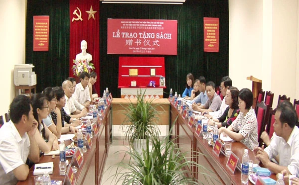 Quang cảnh lễ tặng sách.