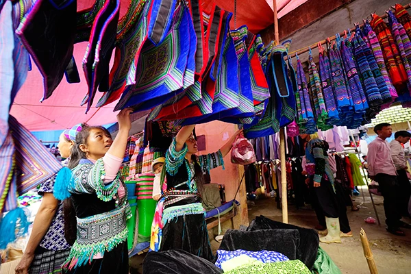 Buổi sáng ở chợ phiên Mường Hum. Thiếu nữ người Mông chọn mua váy, áo. Người dân thưởng thức đặc sản bánh rán tại chợ. Khu bán hàng thổ cẩm là nơi luôn đông vui, nhộn nhịp nhất. Món phở truyền thống được người dân bản địa ưa thích. Du khách nước ngoài lựa chọn đồ tại chợ phiên. Chợ phiên Mương Hum đặc sắc bởi có sự hòa trộn bản sắc văn hóa các dân tộc vùng cao Bát Xát.