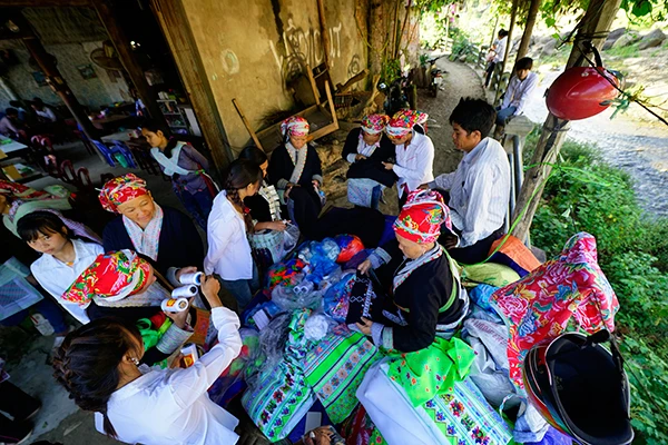 Buổi sáng ở chợ phiên Mường Hum. Thiếu nữ người Mông chọn mua váy, áo. Người dân thưởng thức đặc sản bánh rán tại chợ. Khu bán hàng thổ cẩm là nơi luôn đông vui, nhộn nhịp nhất. Món phở truyền thống được người dân bản địa ưa thích. Du khách nước ngoài lựa chọn đồ tại chợ phiên. Chợ phiên Mương Hum đặc sắc bởi có sự hòa trộn bản sắc văn hóa các dân tộc vùng cao Bát Xát.