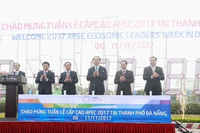 Chủ tịch nước Trần Đại Quang cùng các đại biểu bấm nút khởi động đồng hồ đếm ngược Tuần lễ Cấp cao APEC 2017.